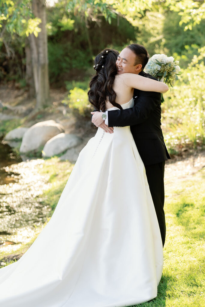 Bride and groom hugging during their first look.